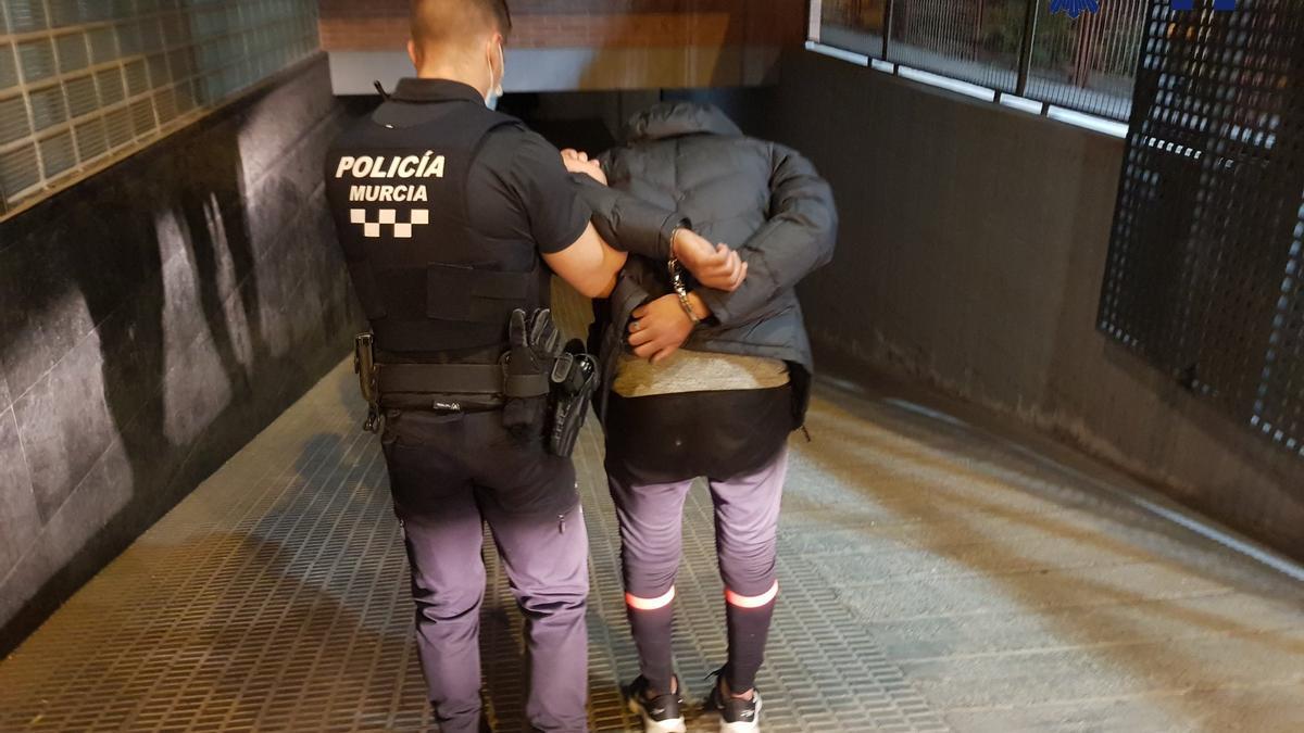 Imagen de un agente de la Policía Local de Murcia con el detenido.