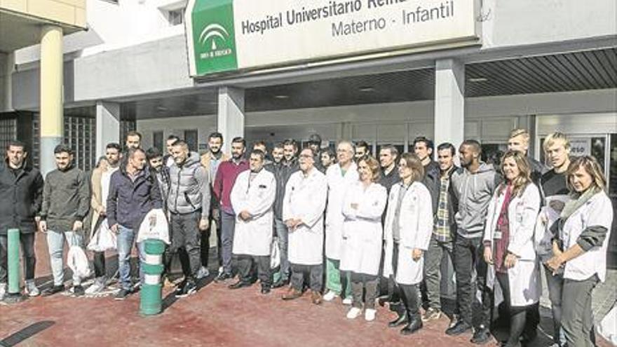 La plantilla visita a los niños del hospital Reina Sofía