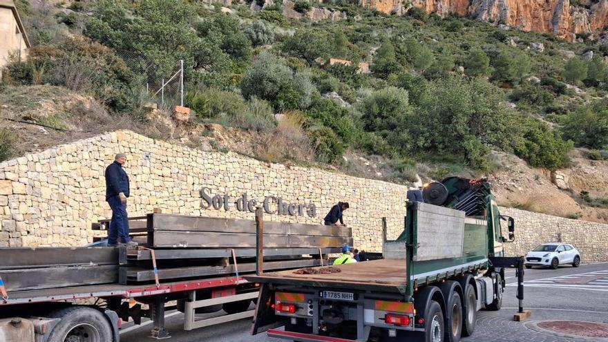 Sot de Chera avanza en la reconstrucción: completan el traslado de las nuevas pasarelas