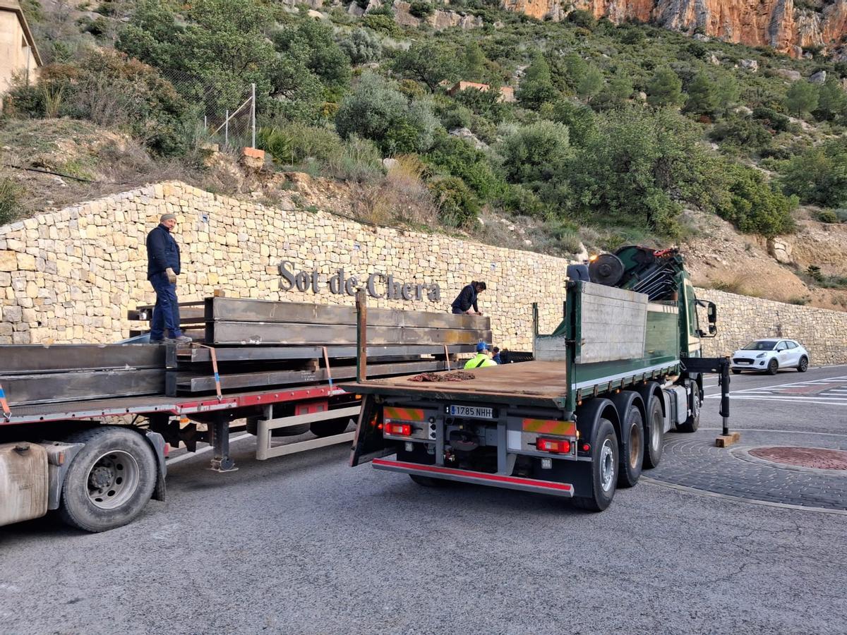 Traslado de las estructuras metálicas de las nuevas pasarelas que se van a instalar en Sot de Chera.