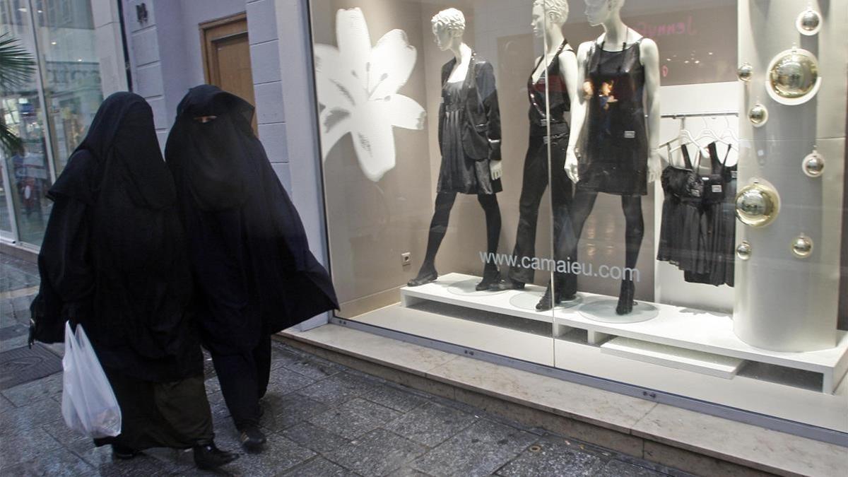 Imagen de archivo de dos mujeres paseando con niqab por las calles de Marsella, Francia, donde el uso de esta prenda se prohibió en el 2011.