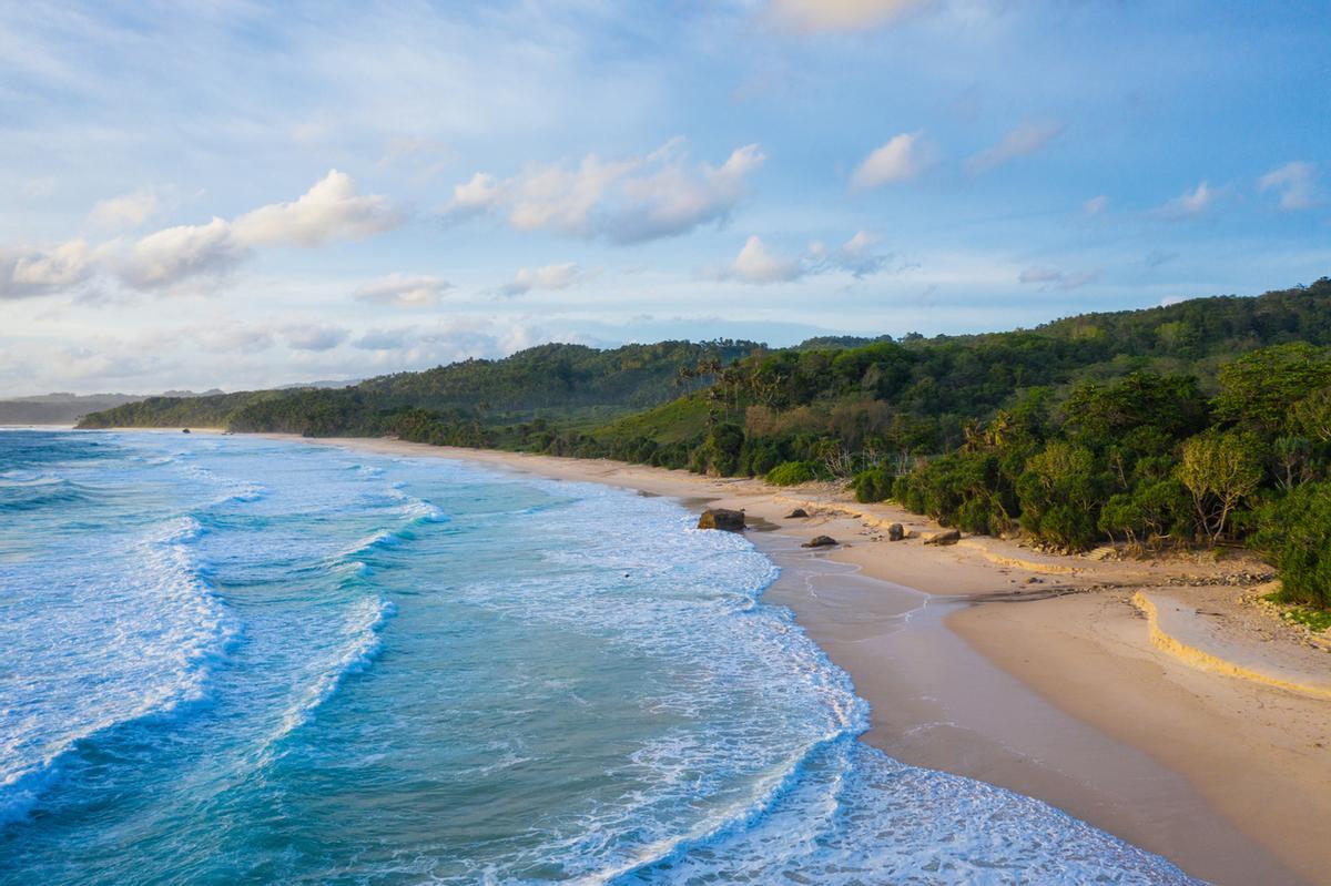 Ver atardecer en las playas salvajes de Sumba es una experiencia única