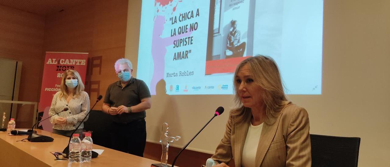 Marta Robles, tras recibir el galardón en Alicante Noir