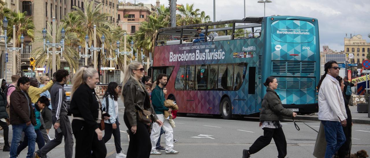 Imagen de archivo de turistas en Barcelona, el año pasado.