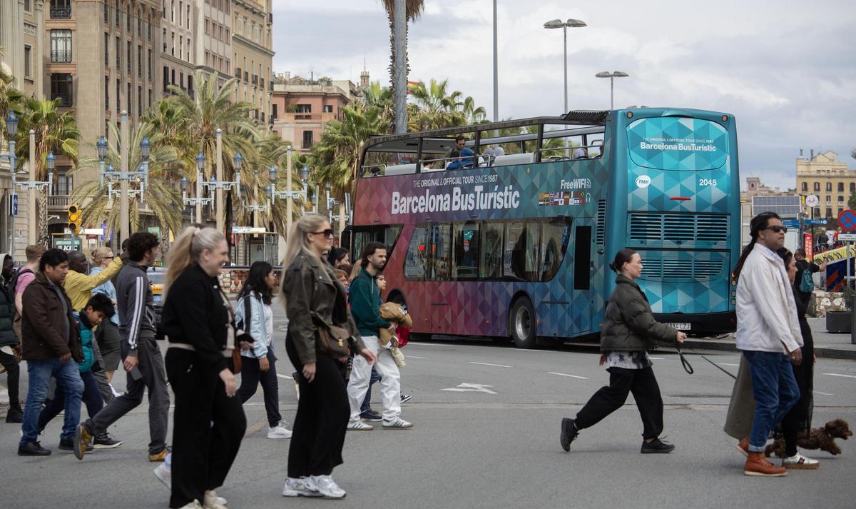 Imagen de archivo de turistas en Barcelona, el año pasado. Imagen de archivo de turistas en Barcelona, el año pasado.