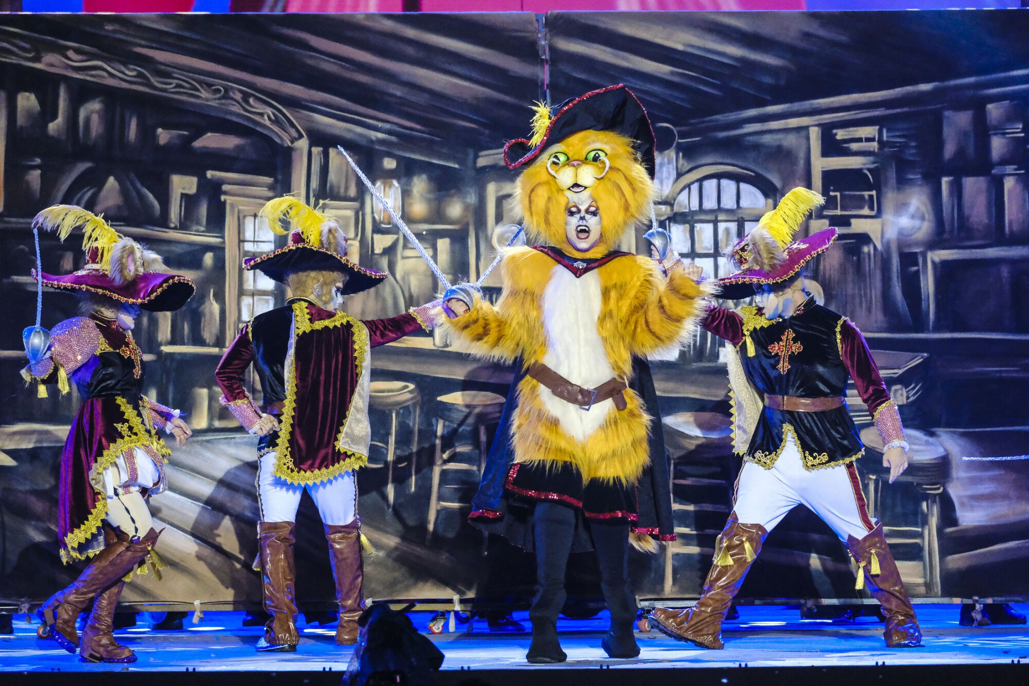 1. Drag Lemnos (Brian Alexander Martínez Fez) Con el patrocinio de S3FIT Las Rehoyas y un diseño de Nelson Rodríguez y Michael Rodríguez presenta el espectáculo Detrás de un mato siempre hay un gato miaumor.