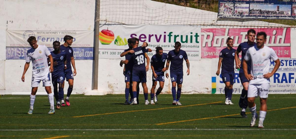 Los futbolistas del Badalona Futur se abrazan para festejar el gol de Polo, que supuso el 0-3. | M.S.