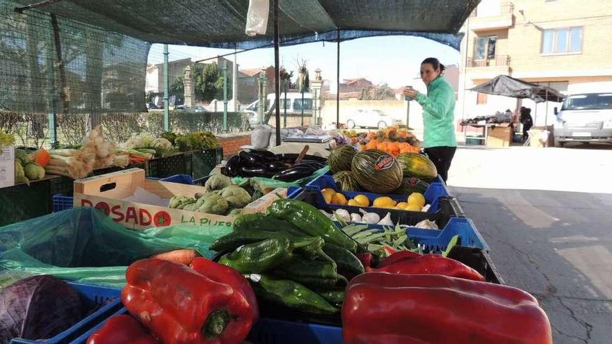 Aspecto del mercado semanal, en la mañana de ayer, de Santibáñez de Vidriales.