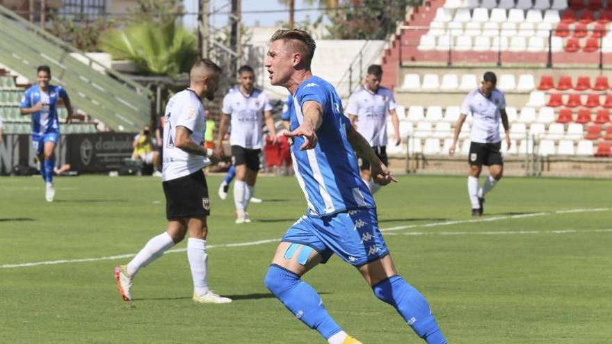 El coruñés Raúl Carnero celebra su gol, el de la victoria del Deportivo en Mérida. |  // LOF