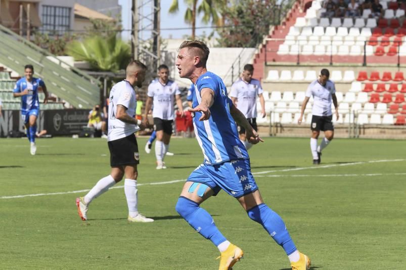 El coruñés Raúl Carnero celebra su gol, el de la victoria del Deportivo en Mérida. |  // LOF