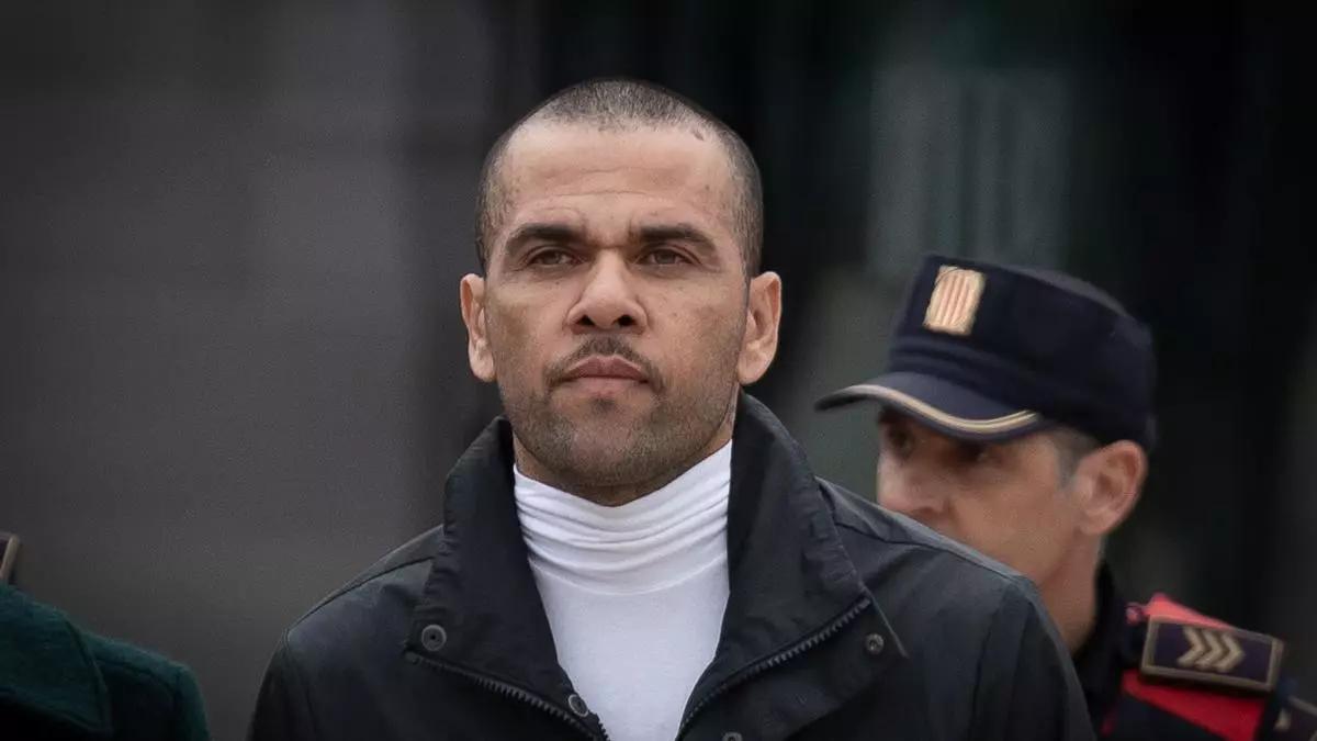El exfutbolista Dani Alves a su salida de la cárcel de Can Brians, a 25 de marzo de 2024, en Sant Esteve de Sesrovires (Barcelona)