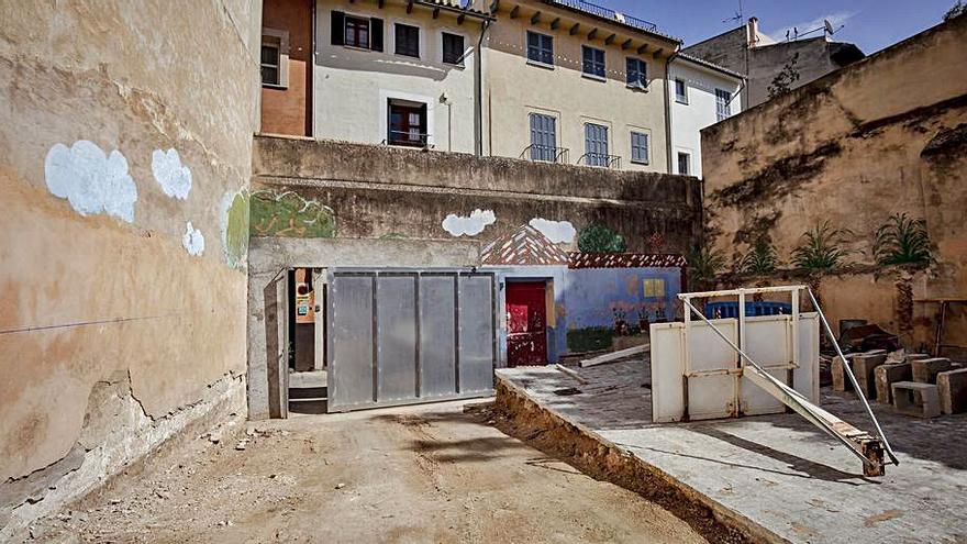 Esta es la puerta ampliada en la calle Catany.