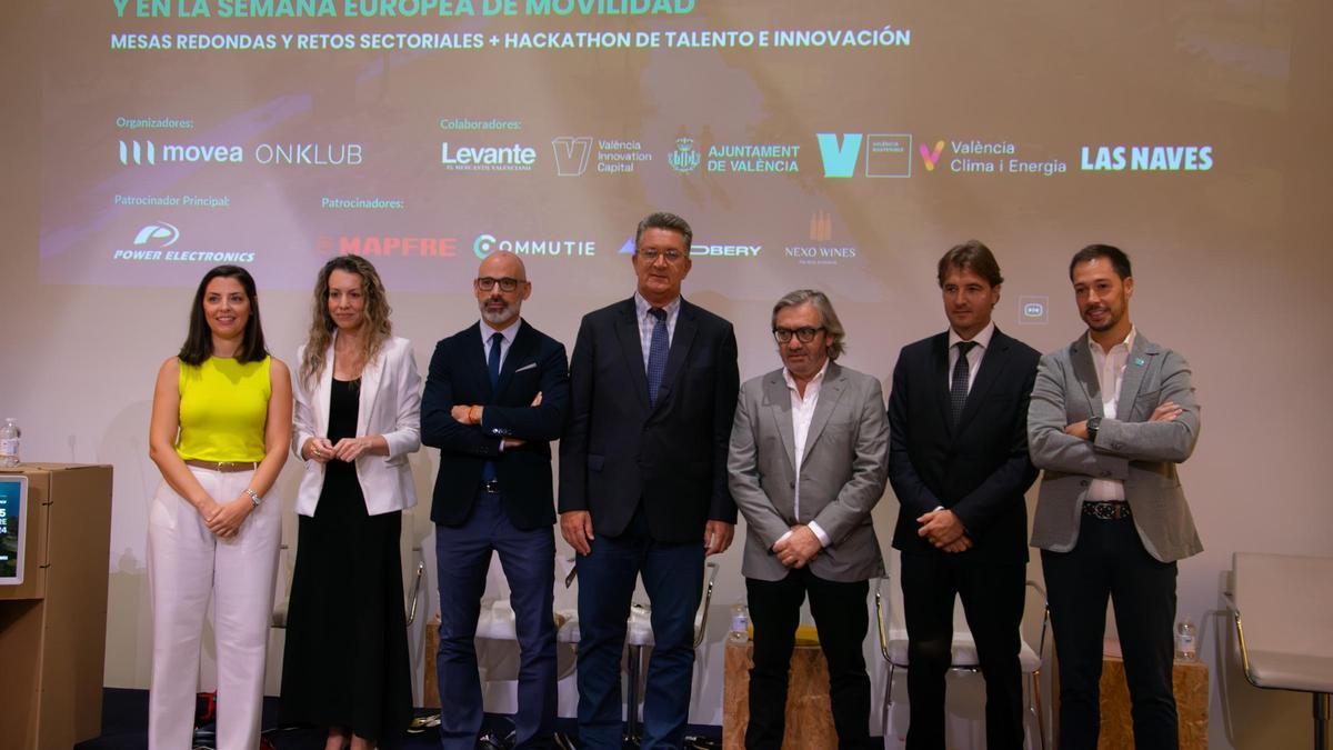 Lucía Calabria, Silvia Tomás, Juan Bueno, Vicente Martínez, Francisco Javier Sendra, Carlos de Juan y Antonio García, en la segunda edición del Evento Movilidad, el viernes 13 en Las Naves.