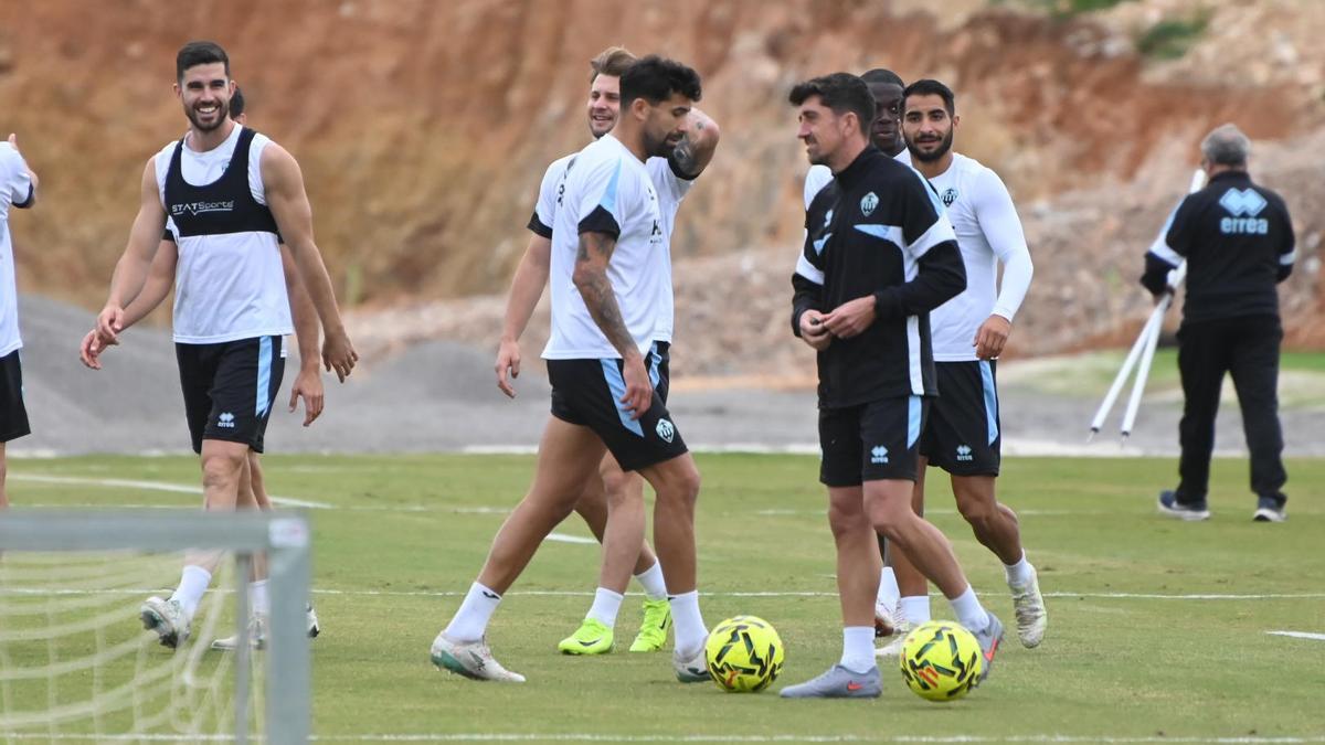 Pablo Hernández, junto a varios jugadores, en un entrenamiento del CD Castellón en la ciudad deportiva Globeenergy.