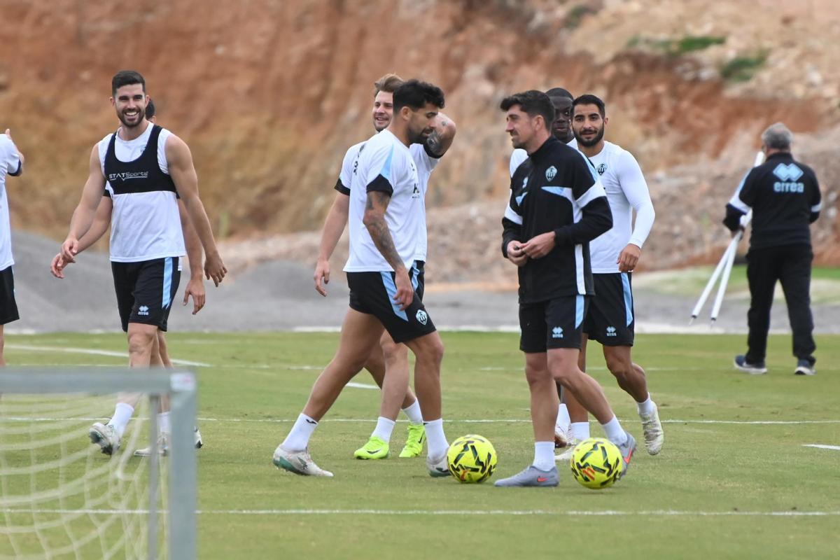 Pablo Hernández, junto a varios jugadores, en un entrenamiento del CD Castellón en la ciudad deportiva Globeenergy.