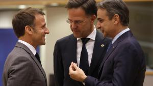 Macron, Rutte y Mitsotakis conversan, este miércoles, durante la reunión de líderes de la UE en Bruselas.