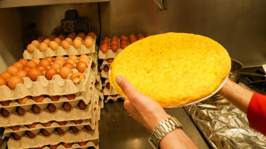 Cocina del restaurante La Tita, en Santiago, especializado en tortillas. | Xoán Álvarez