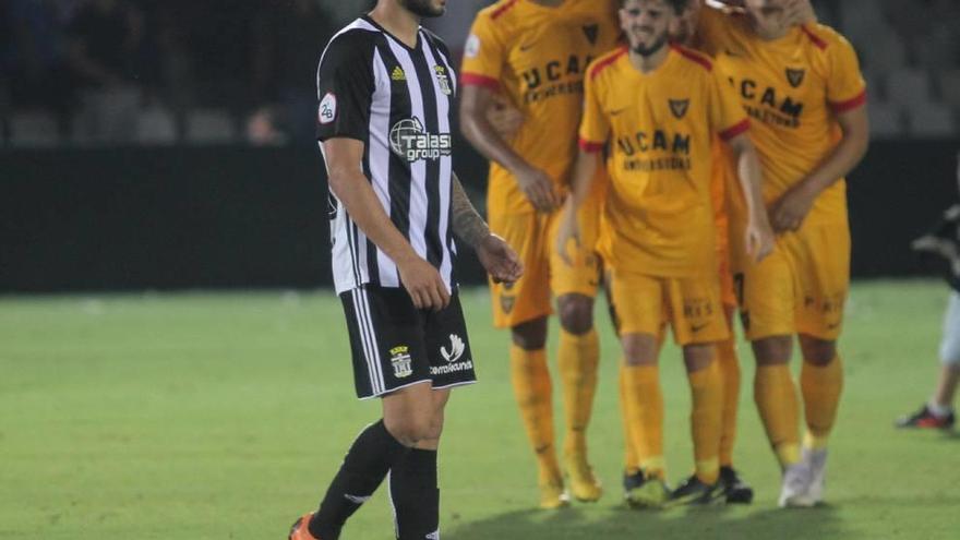 Los jugadores del UCAM Murcia celebran un gol con Santi Jara en primer plano.