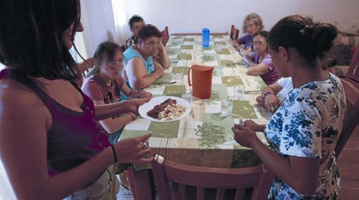 Sopar en un centrede l’Associació Catalana d’Integració i Desenvolupament Humà, ahir a la nit. Sopar en un centrede l’Associació Catalana d’Integració i Desenvolupament Humà, ahir a la nit.
