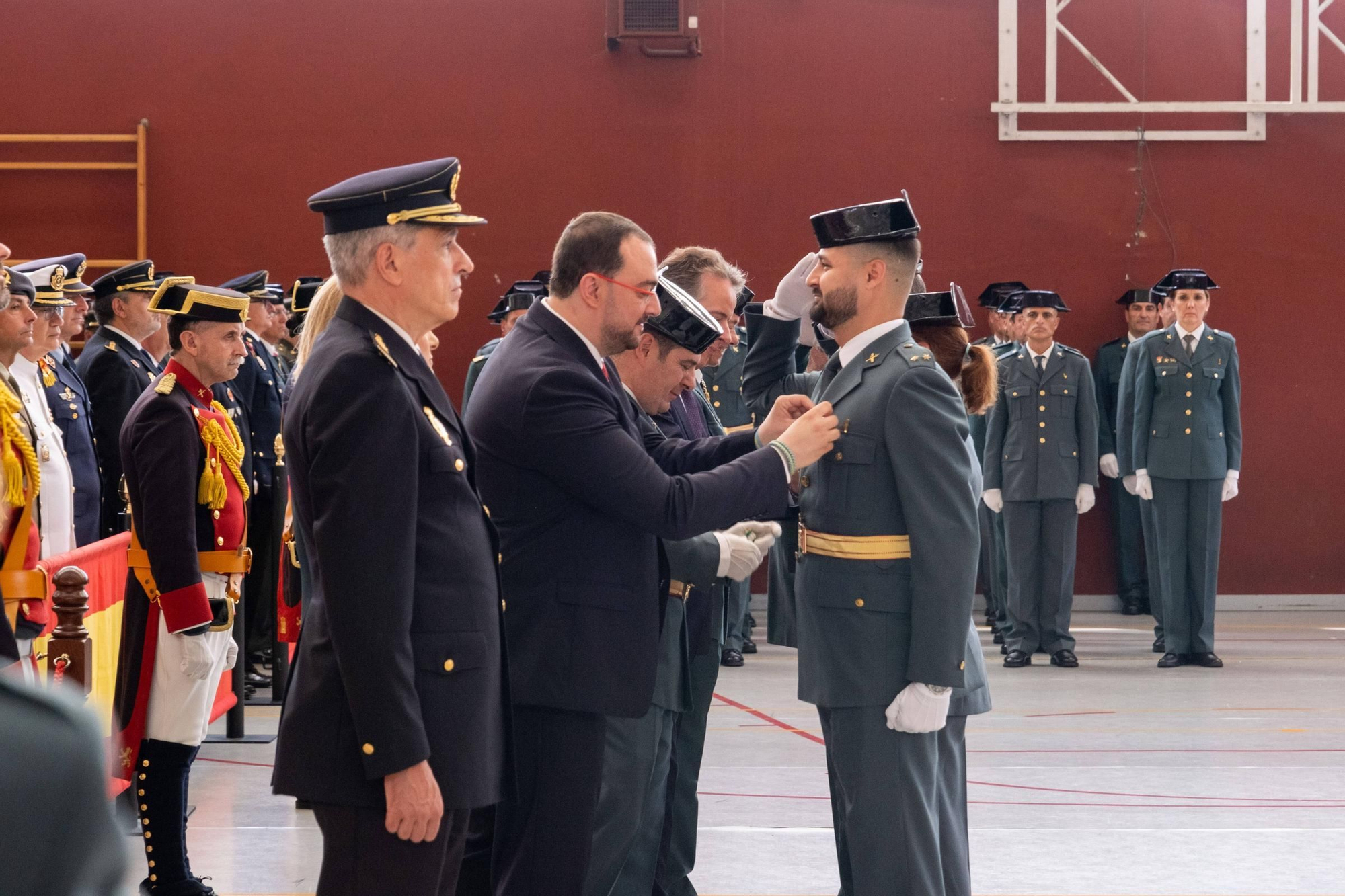 EN IMÁGENES: Así fueron los actos en Oviedo del 179 aniversario de la Guardia Civil