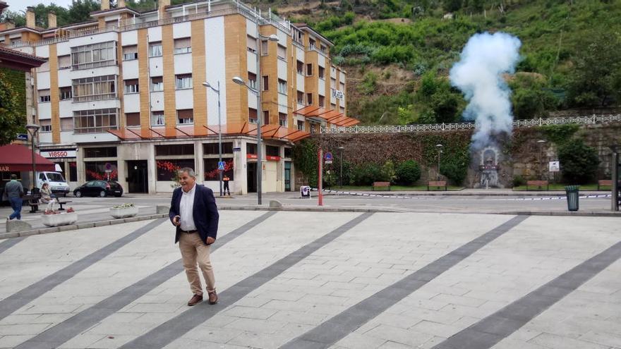 El alcalde de Mieres lanza el barrenazu de San Xuan.