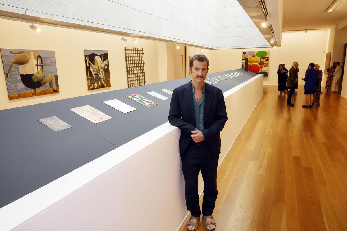 El artista portugués Francisco Mendes Moreira, en la sala de su exposición del Marco.