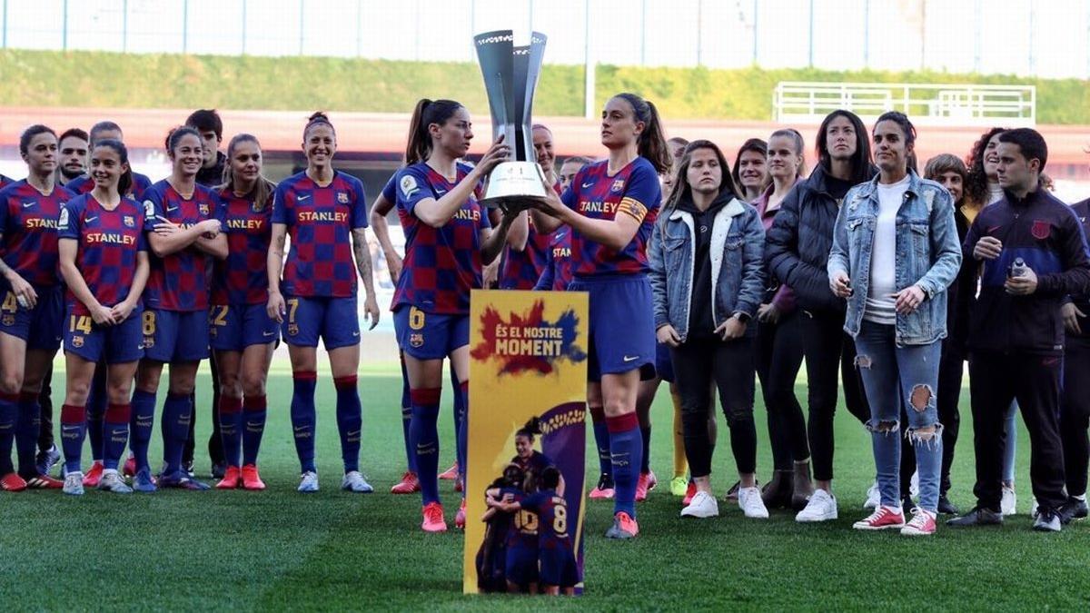 Las capitanas del Barça Vicky Losada y Alexia Putellas ofrecen el título de Supercopa a su afición.
