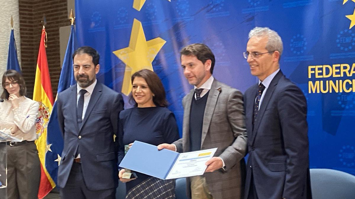 Entrega del premio en la FEMP a los representantes del Ayuntamiento de Cabra.