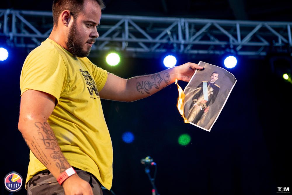 Pablo Hásel quema fotos del Rey en el Concert per la Llibertat d'Expressió