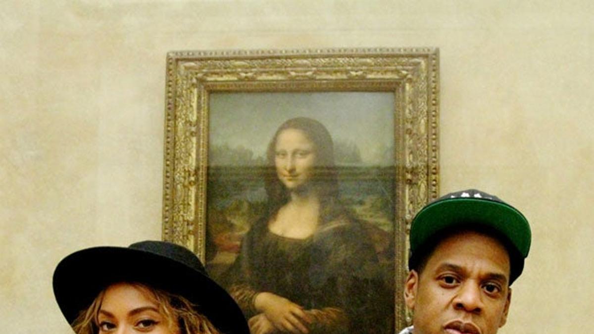 Beyoncé y Jay Z posando delante de la Mona Lisa