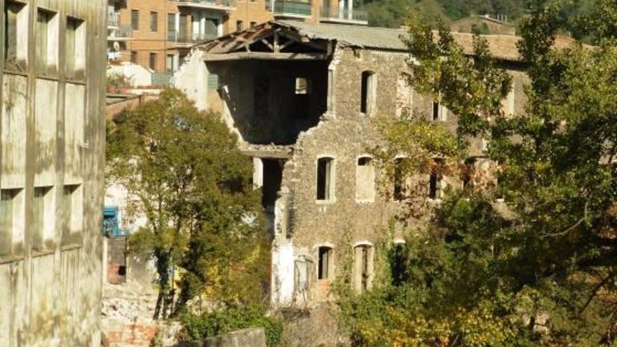 L&#039;enderroc dels edificis del carrer Sant Miquel d&#039;Olot, vist des del riu.