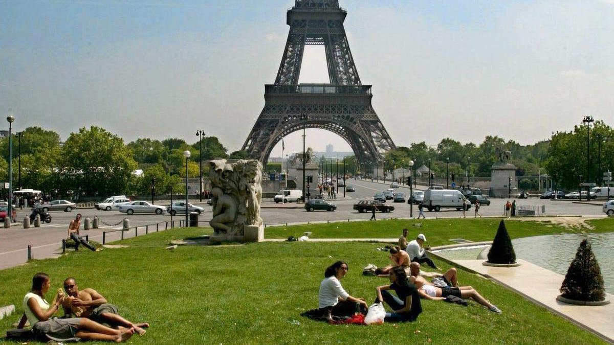 Turistes davant de la torre Eiffel a una imatge d'arxiu.