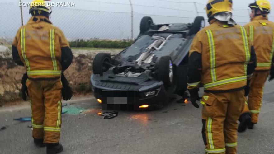 Bomberos junto a uno de los coches siniestrados en el CamÃ­ Salard.