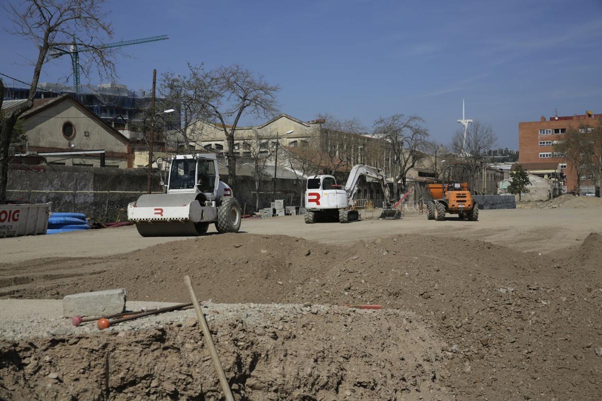 La nueva Marina del Prat Vermell de Barcelona ganará más de un millar de vecinos antes de un año. Las obras de edificios de pisos, oficinas y reurbanización avanzan a todo ritmo, con un horizonte de 12.000 viviendas nuevas entre obra pública y privada.