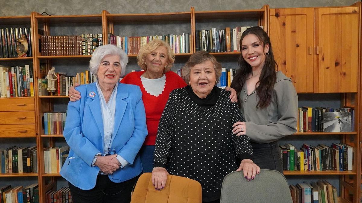 Paca Sauquillo, Manuela Carmena y Cristina Almeida junto con Inés Hernad
