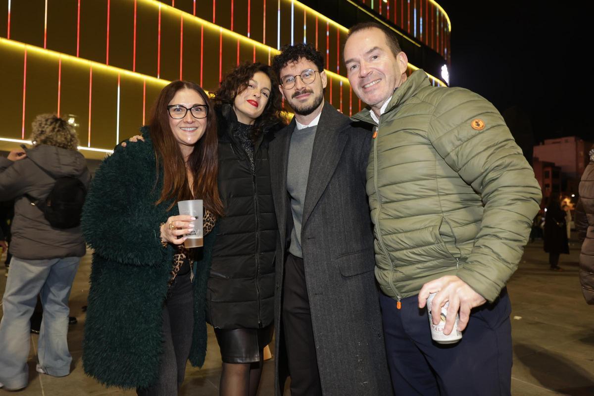 Galería de imágenes: Tardeo en la plaza del Estadio de la Cerámica de Vila-real