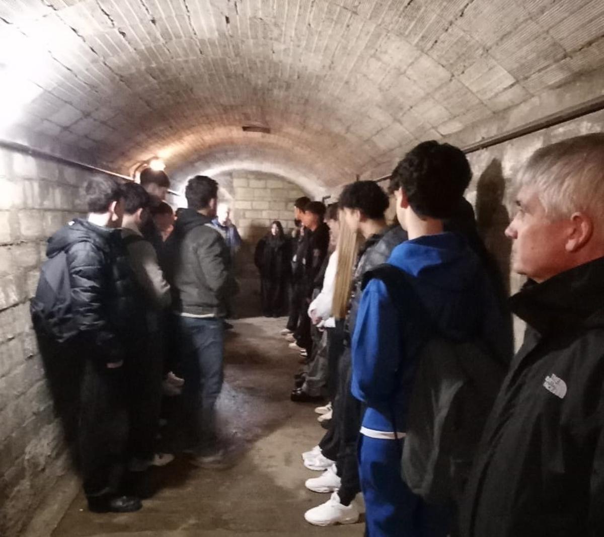 L'impactant refugi antiaeri de la plaça del Gra de Figueres