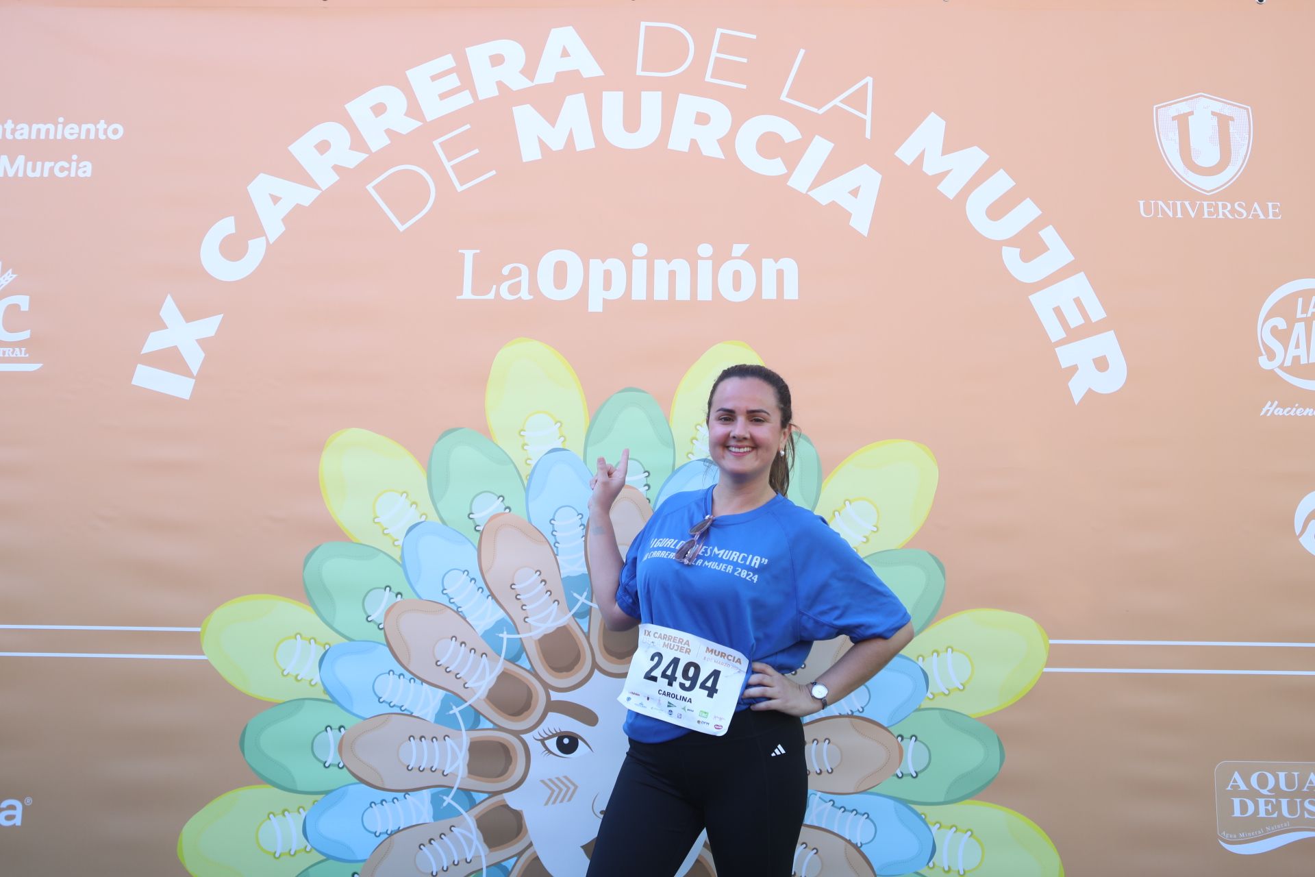 Las participantes posan en el photocall tras finalizar la Carrera de la mujer de Murcia