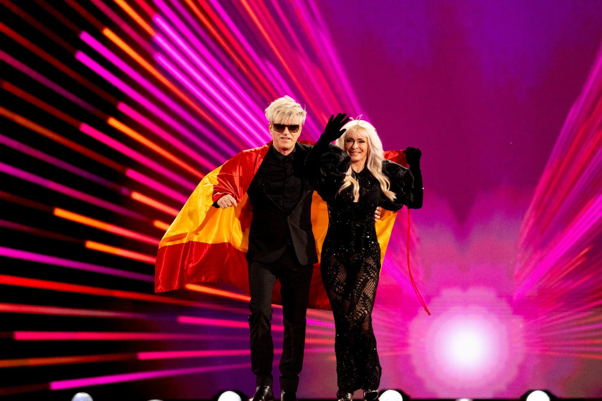 El grupo Nebulossa hace el desfile de banderas en la final de Eurovisión