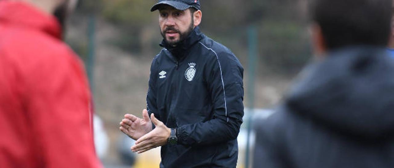 Pablo Machín, técnico del Girona, da instrucciones en un entrenamiento.