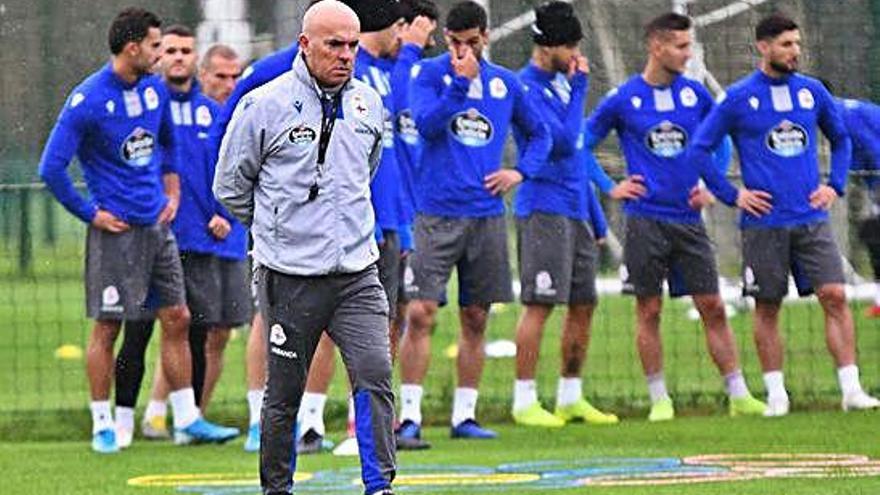 Luis César, durante el entrenamiento matinal de ayer en Abegondo.