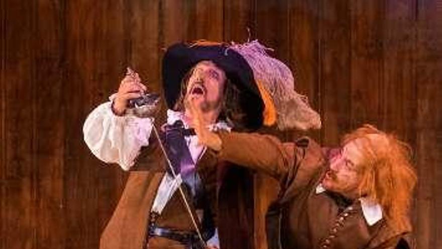 Una adaptación de Cyrano de Bergerac seduce al público en el Teatro Principal