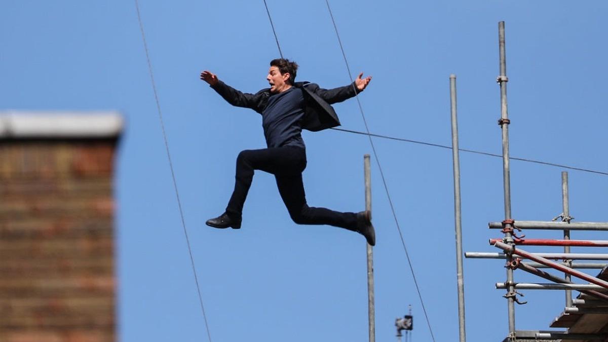 Tom Cruise saltando entre edificios en el rodaje de Misión Imposible 6