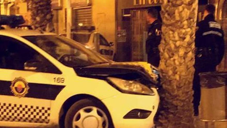 El coche de la Policía Local quedó empotrado en la Glorieta.