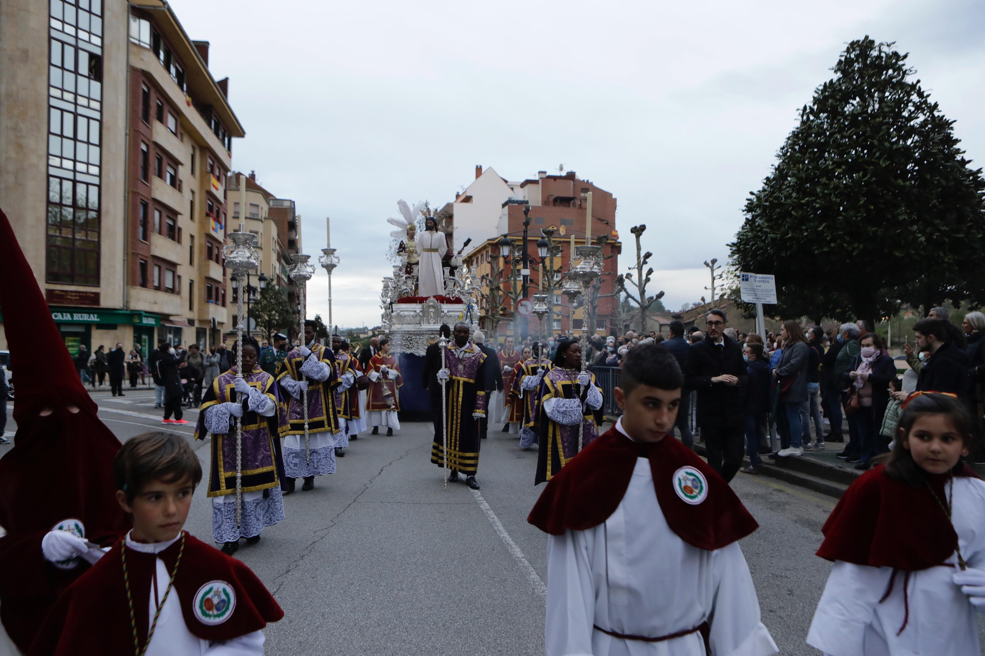 Los Estudiantes llevan al Señor de la Sentencia desde el cielo al Paraíso