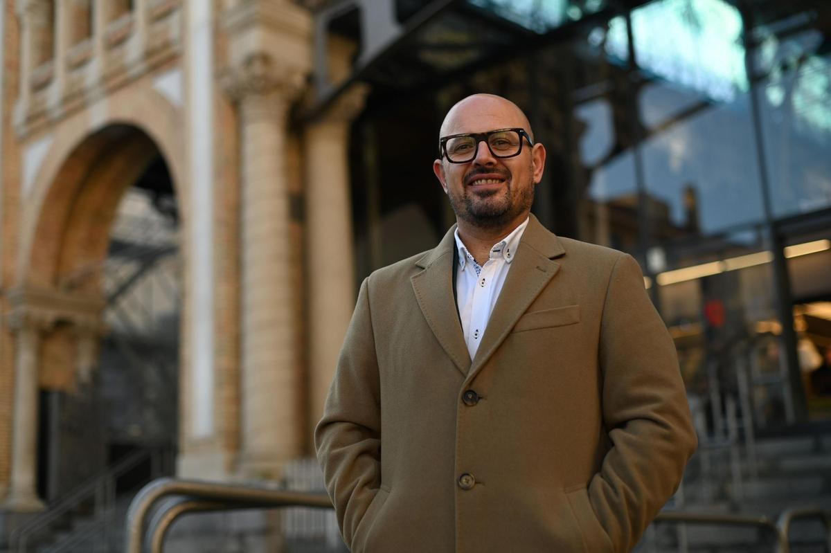 Alberto Izquierdo, candidato del PAR el 8F, en la entrada al Mercado Central de Zaragoza.