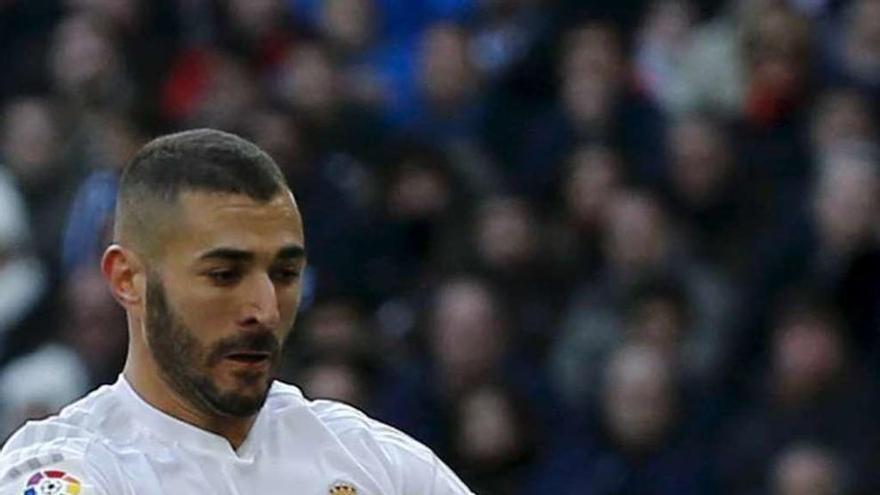 Benzema controla el balón, en el derbi madrileño. // Sergio Pérez