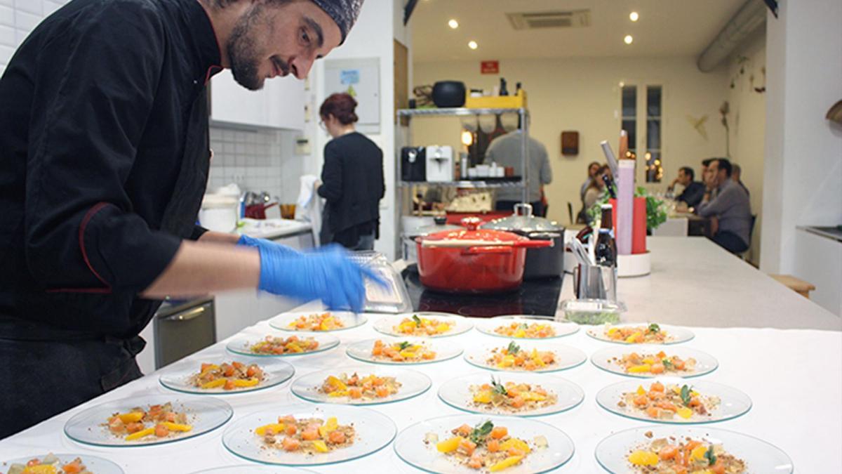 Óscar Pérez, en la cocina de KOK Tu Cocina, elaborando platos en un establecimiento abierto en el que el ‘brunch’ triunfa y en el que se ofrecen talleres de cocina y organización de eventos privados. / El Correo