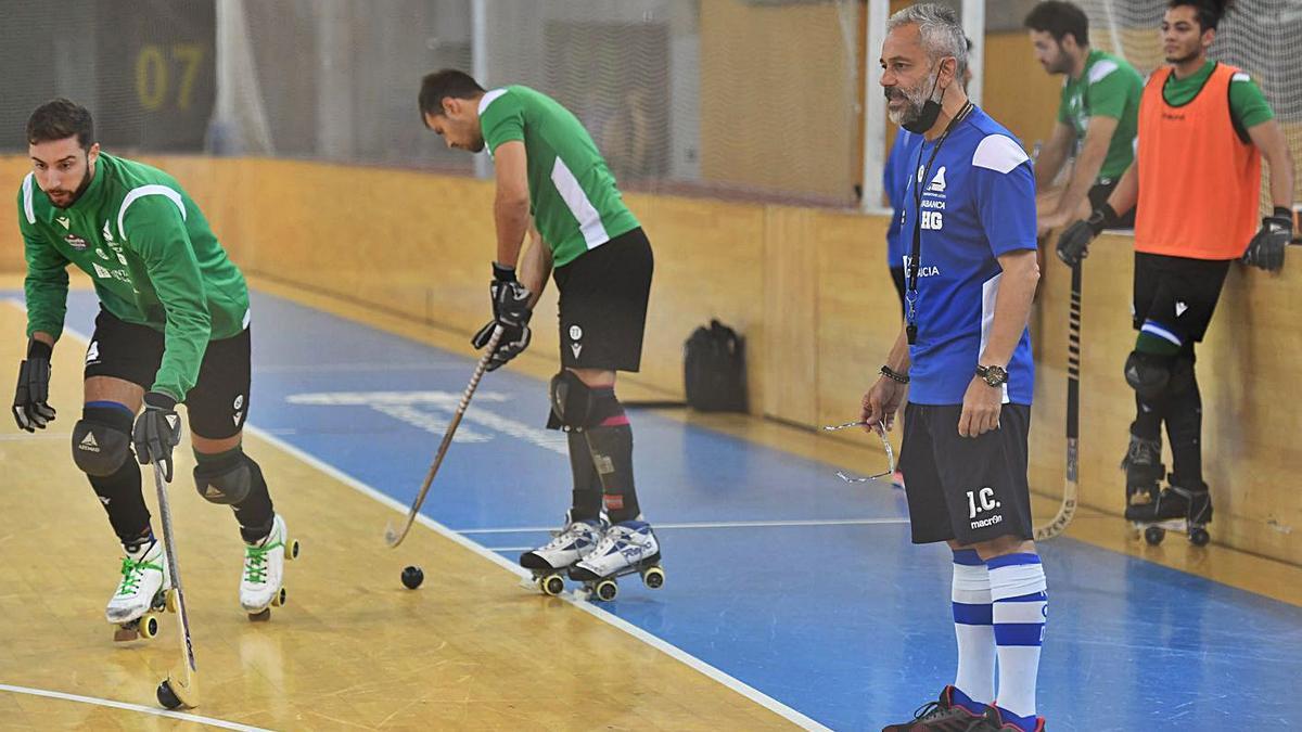 Juan Copa, a la derecha, observa a sus jugadores durante la sesión de ayer en el Palacio. |  // C. PARDELLAS