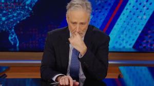 Jon Stewart emocionándose por la muerte de su perro